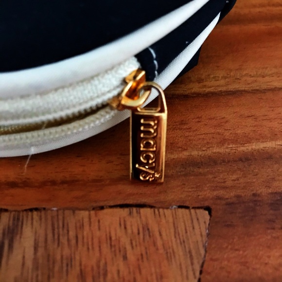 Macy’s small wallet - Picture 2 of 3